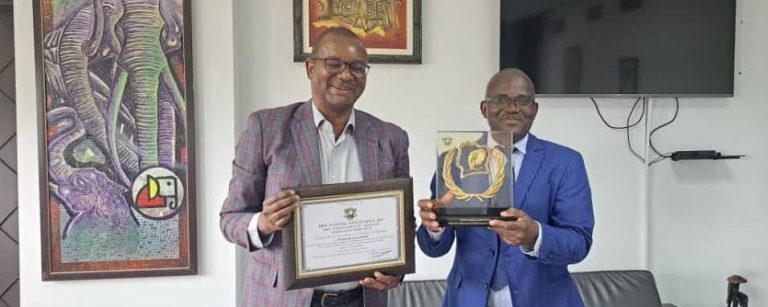 de-la-gauche-vers-la-droite-le-Professeur-Inza-Kone-laureat-du-prestigieux-prix-dexcellence-du-meilleur-enseignant-chercheur-et-le-president-de-lUFHB-Pr-Ballo-Zie-768x307.jpg